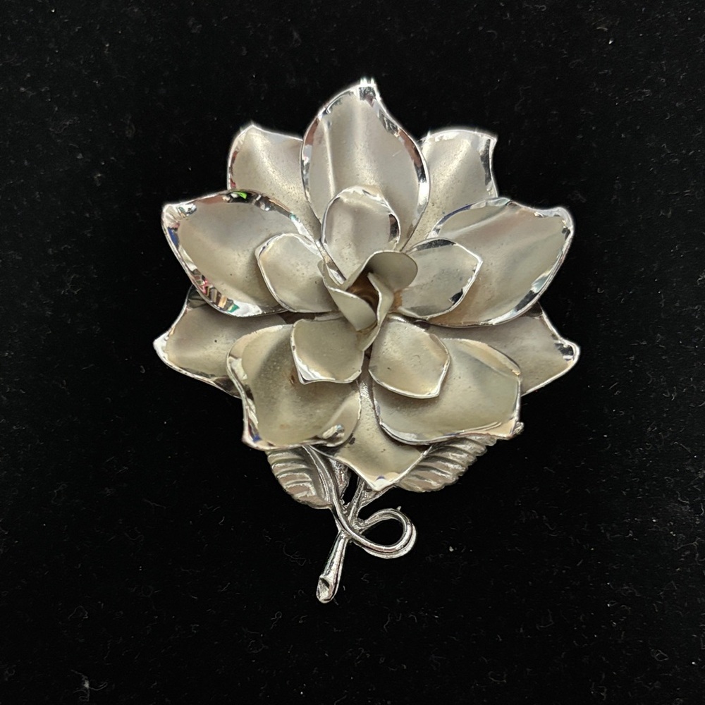 Elegant Vintage Silvertone Flower Brooch